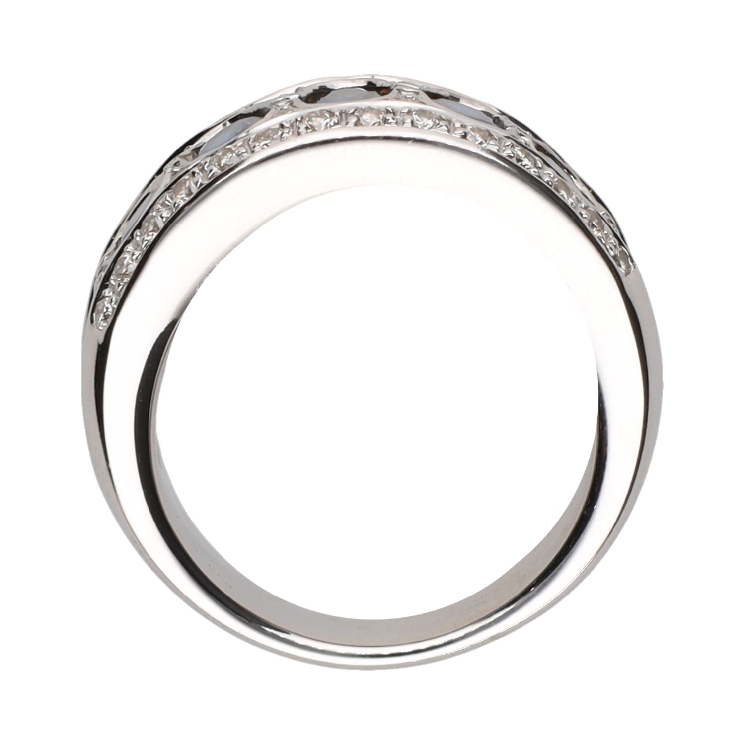 Sortija ancha en oro blanco con zafiros y brillantes. Talla 15.