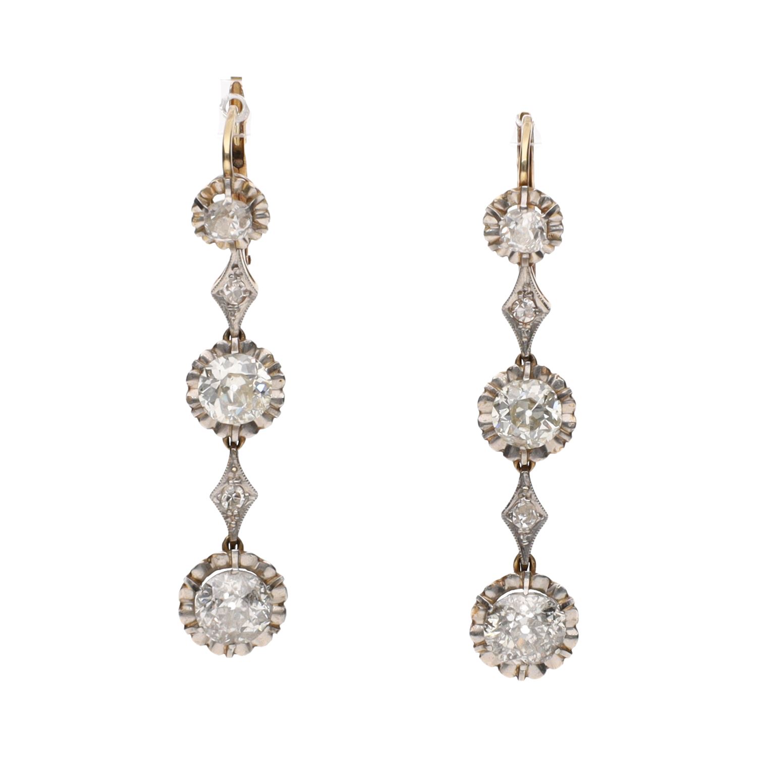 Pendientes largos antiguos en oro amarillo con diamantes.