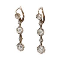 Pendientes largos antiguos en oro amarillo con diamantes.