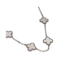 Collar de al colección alhambra de van cleef en oro blanco y madreperla.