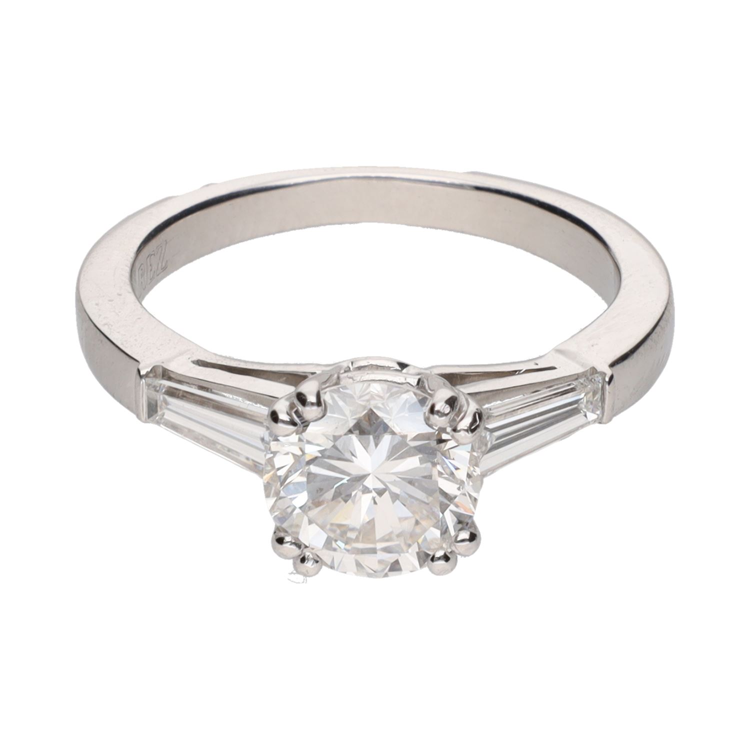 Solitario en oro blanco con brillante central 1,46ct y baguettes. Talla 13.