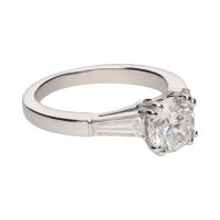 Solitario en oro blanco con brillante central 1,46ct y baguettes. Talla 13.