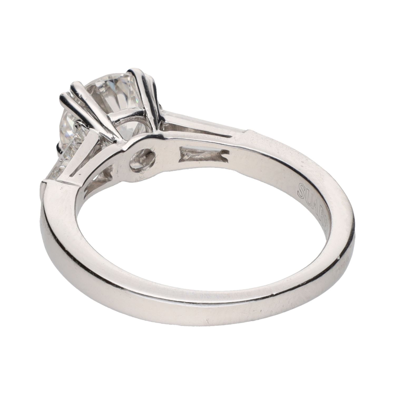 Solitario en oro blanco con brillante central 1,46ct y baguettes. Talla 13.