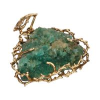 Colgante en oro amarillo y esmeralda en bruto.