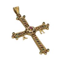 Colgante cruz en oro amarillo con rubíes, esmeraldas, zafiros y diamantes.
