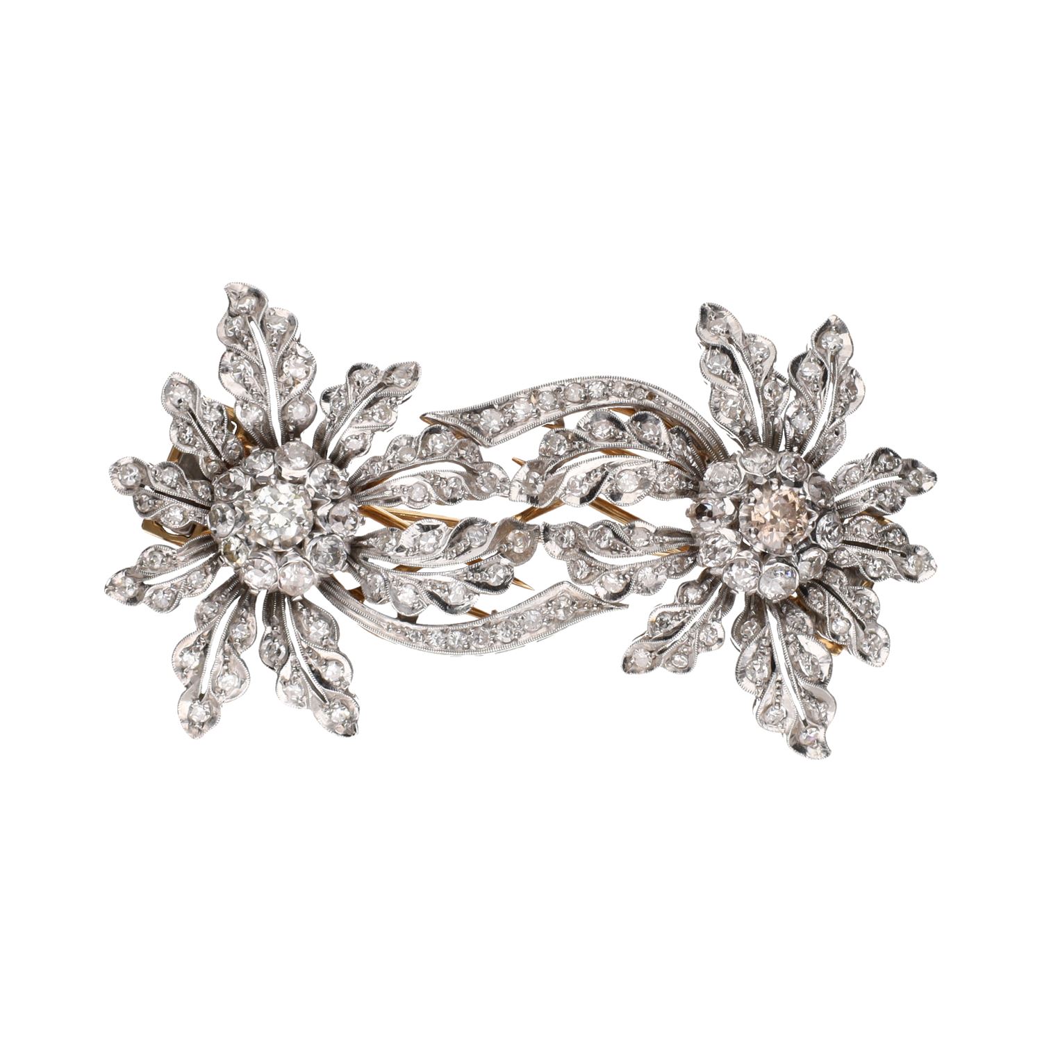 Broche doble clip en oro amarillo y oro blanco con diamantes.