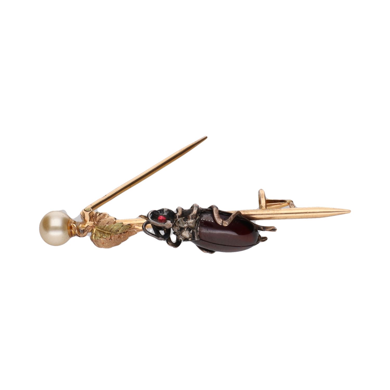 Broche en oro amarillo con un escarabajo.