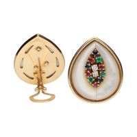 Pendientes en oro amarillo con nácar, esmeraldas, rubí, zafiro y brillantes.