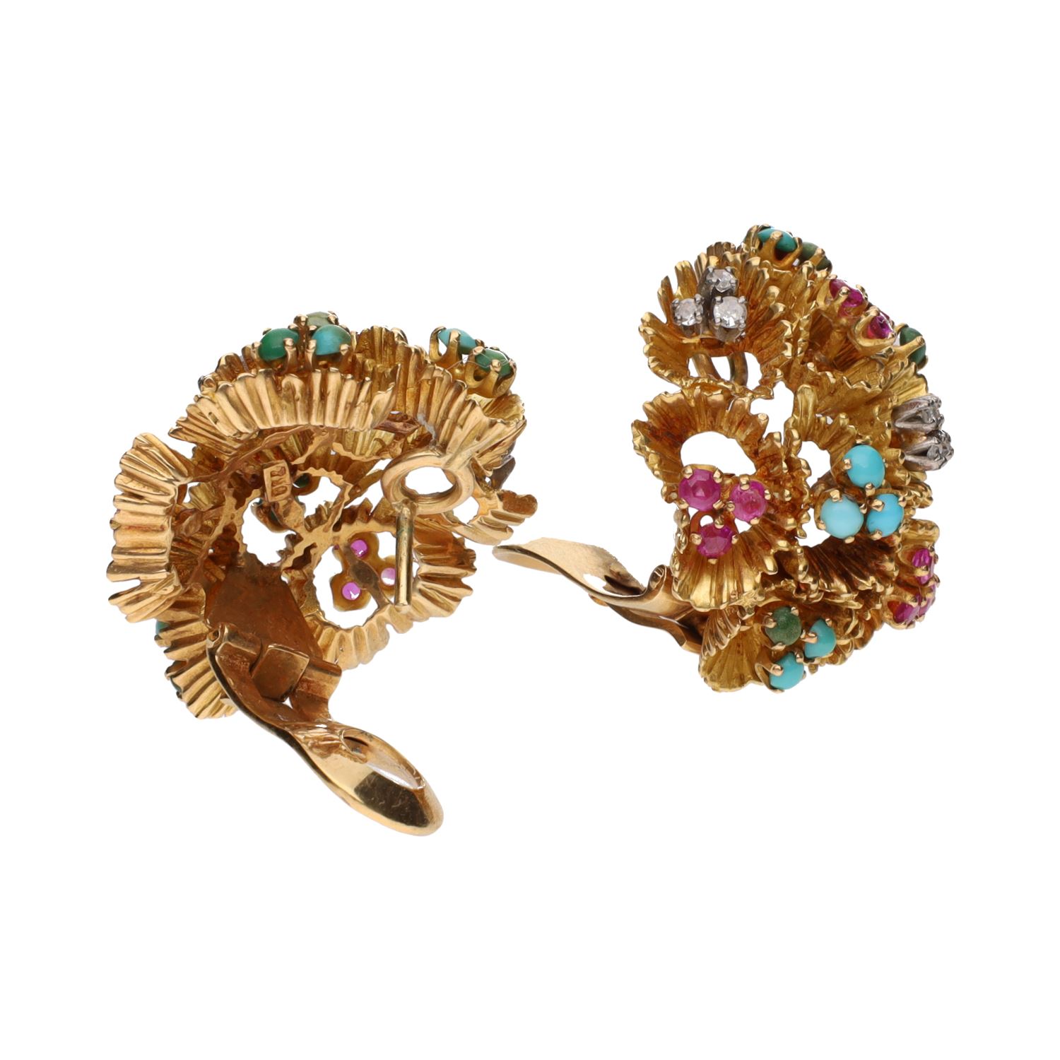 Pendientes en oro amarillo con turquesas, rubíes y diamantes.