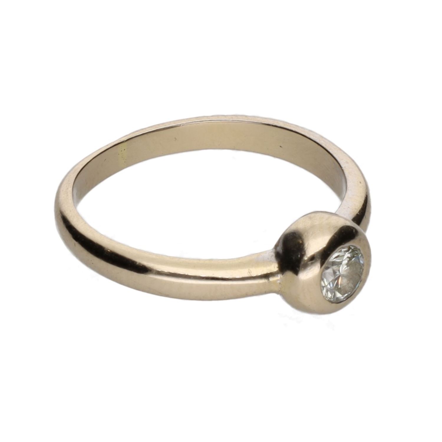 Sortija solitario en oro blanco con un brillante. Talla 4.