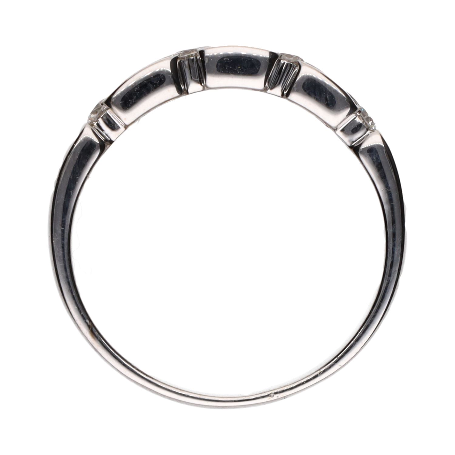 Sortija en oro blanco con diamantes. Talla 19.