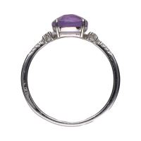 Sortija en oro blanco con amatista y brillantes. Talla 19.