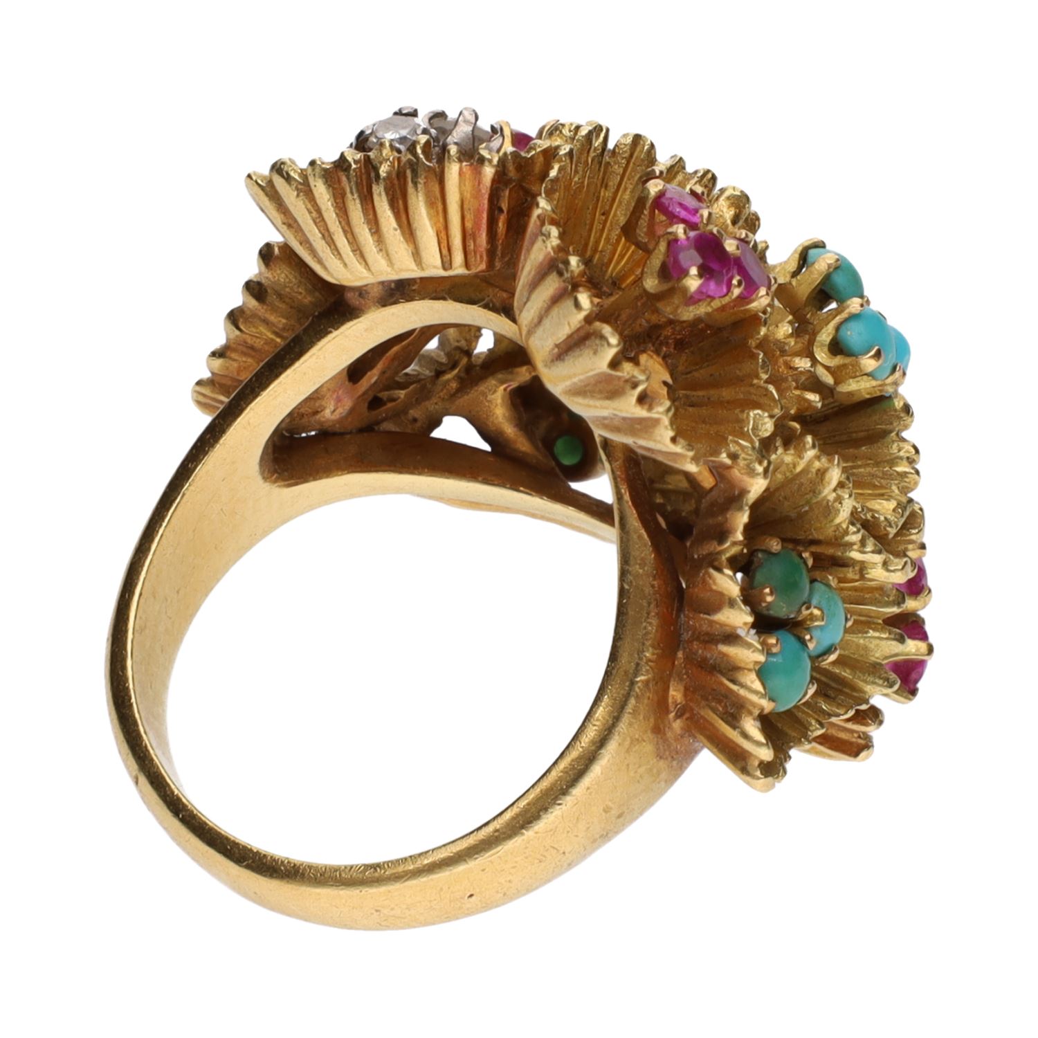 Sortija en oro amarillo con turquesas, rubíes y diamantes. Talla 13.