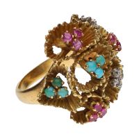 Sortija en oro amarillo con turquesas, rubíes y diamantes. Talla 13.