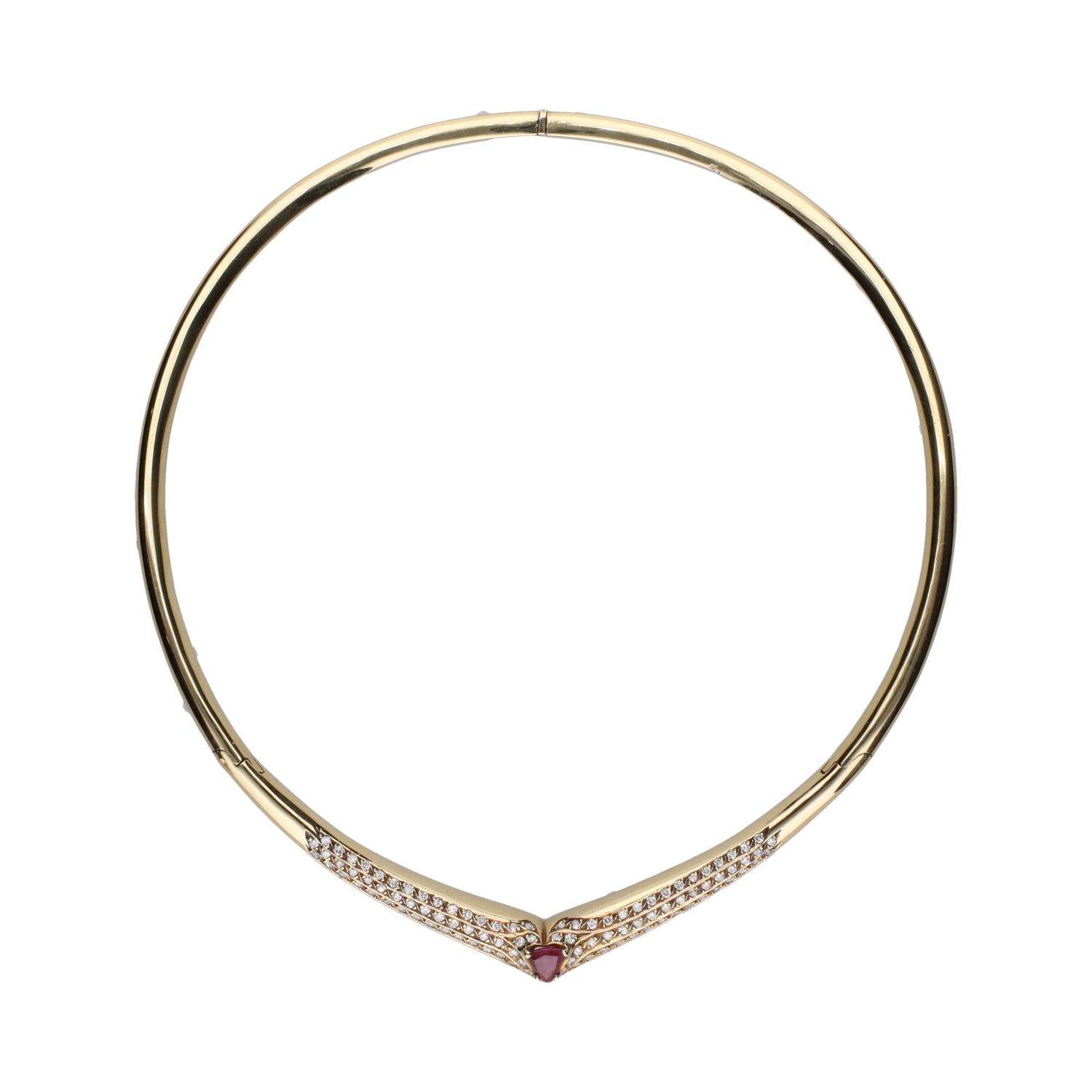 Collar gargantilla rígida en oro amarillo con rubí y brillantes.