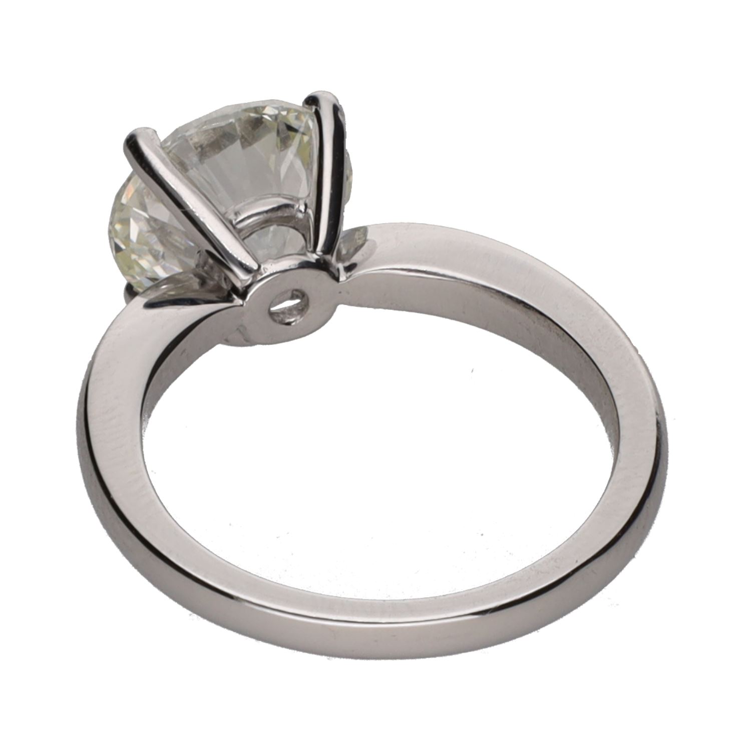 Sortija solitario en platino con un brillante de 3,13ct.  Talla 12.