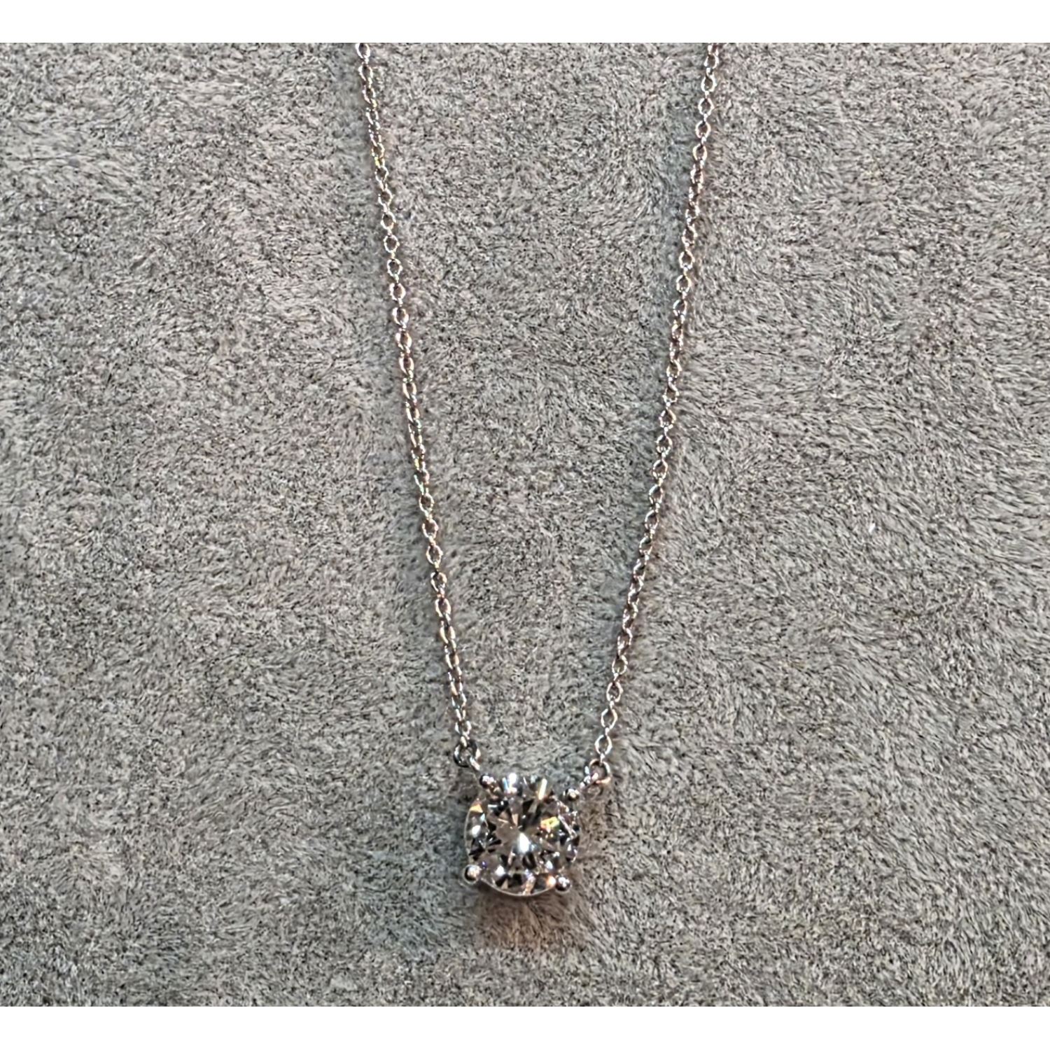 Collar con cadena y colgante en oro blanco con brillante de 1,39ct.