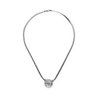 Collar realizado en oro blanco con un brillante y orla de brillantes.