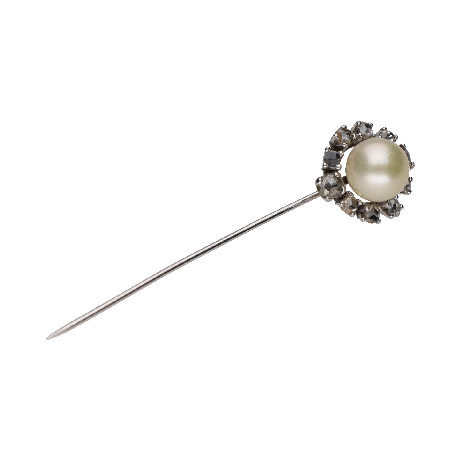Alfiler en oro blanco con perla y diamantes.