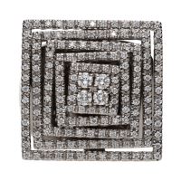 Sortija ancha con forma de pirámide en oro blanco con brillantes. Talla 14.