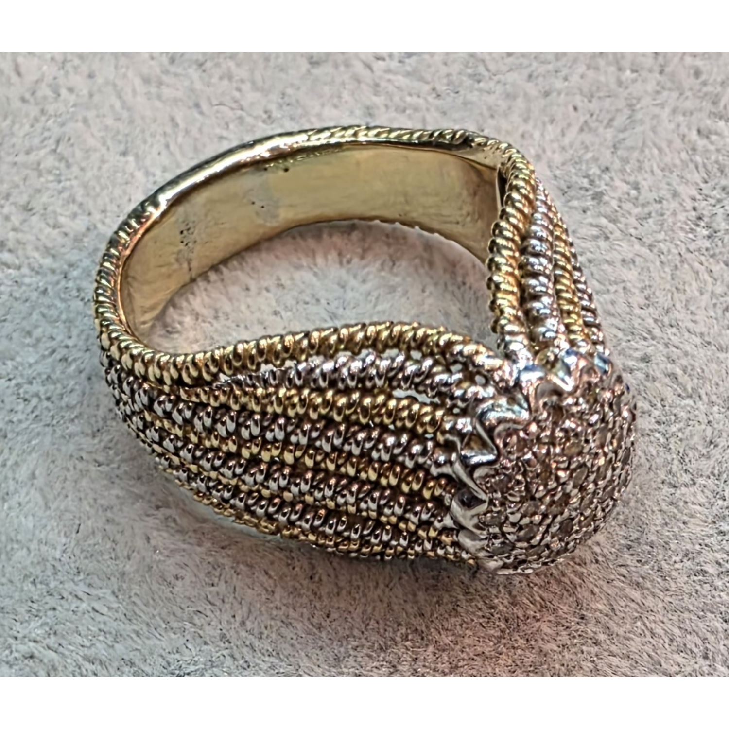 Sortija en oro amarillo y oro blanco con brillantes. Talla 18.