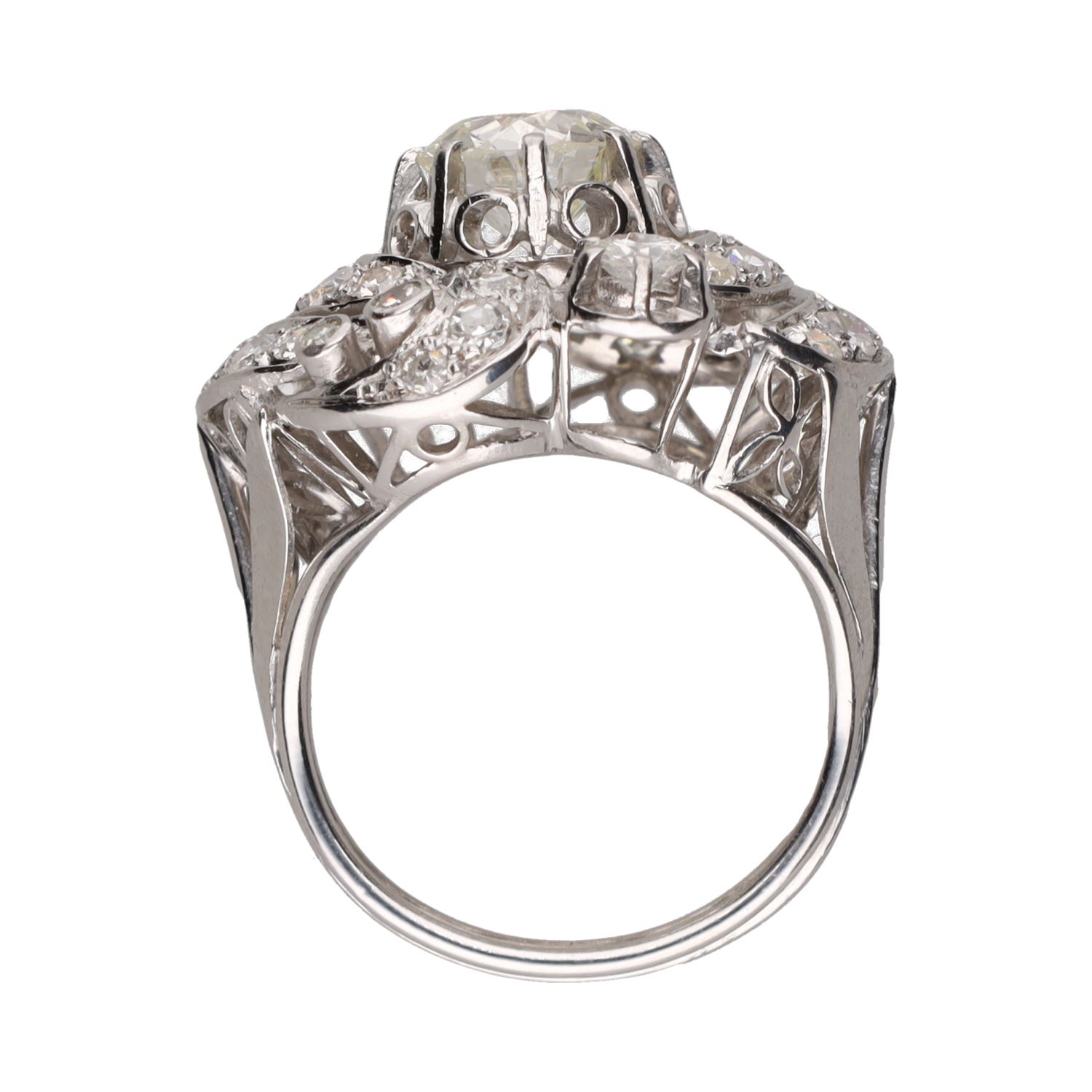 Sortija en oro blanco con brillante central y detalles con diamantes. Talla 13.