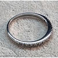 ANILLOS / SORTIJAS<BR>SORTIJA CINTILLO EN ORO BLANCO CON BRI...