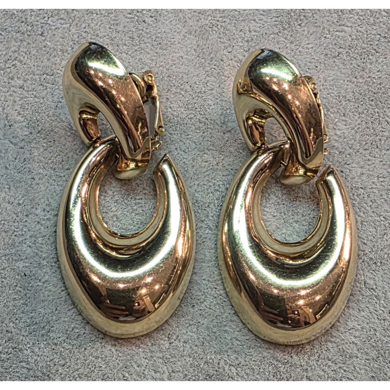 Pendientes en oro amarillo.