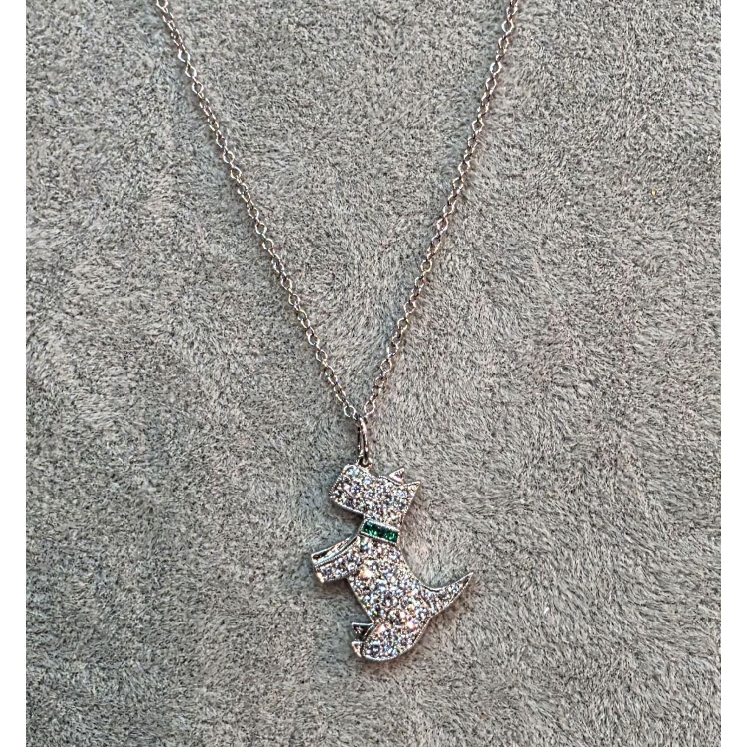 Collar tiffany & co. Realizado en oro blanco con colgante de perro en platino con esmeraldas y brillantes.