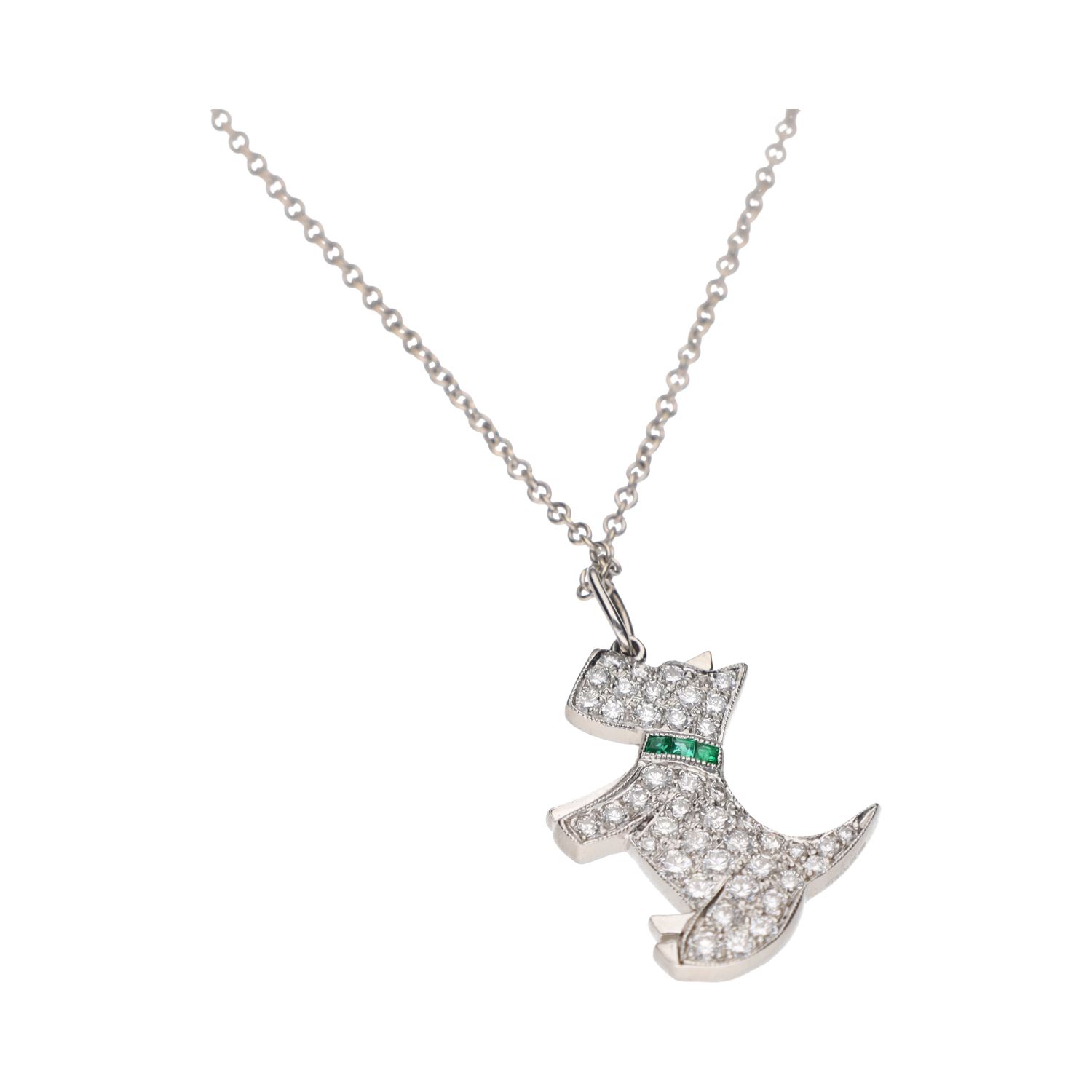 Collar tiffany & co. Realizado en oro blanco con colgante de perro en platino con esmeraldas y brillantes.