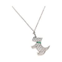 Collar tiffany & co. Realizado en oro blanco con colgante de perro en platino con esmeraldas y brillantes.
