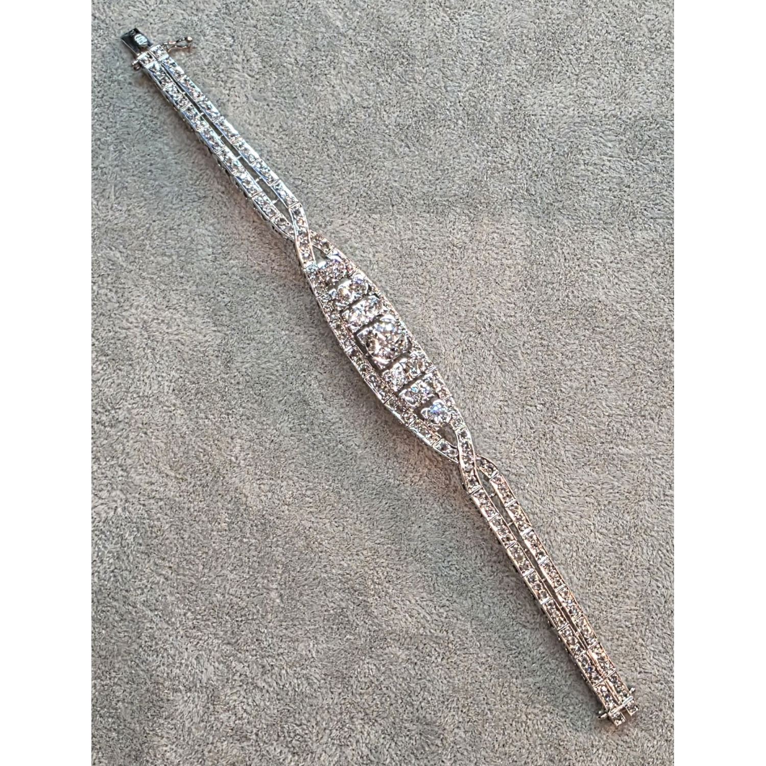 Pulsera antigua en oro blanco con diamantes.