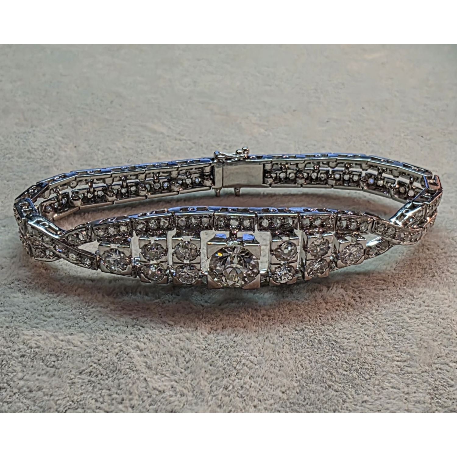 Pulsera antigua en oro blanco con diamantes.