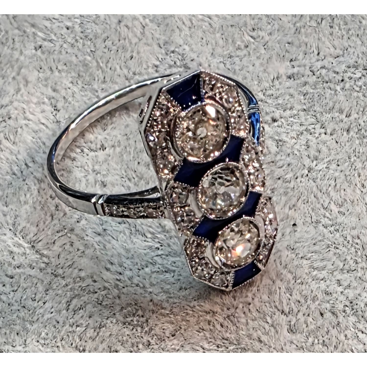 Sortija en oro blanco con esmalte y diamantes. Talla 16.